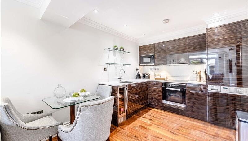 1 bed property in Kensington Gardens Square, London